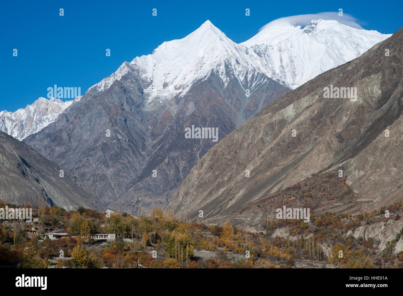 Diran peak dominant la vallée, Bagrot Gilgit-Baltistan, Pakistan Banque D'Images