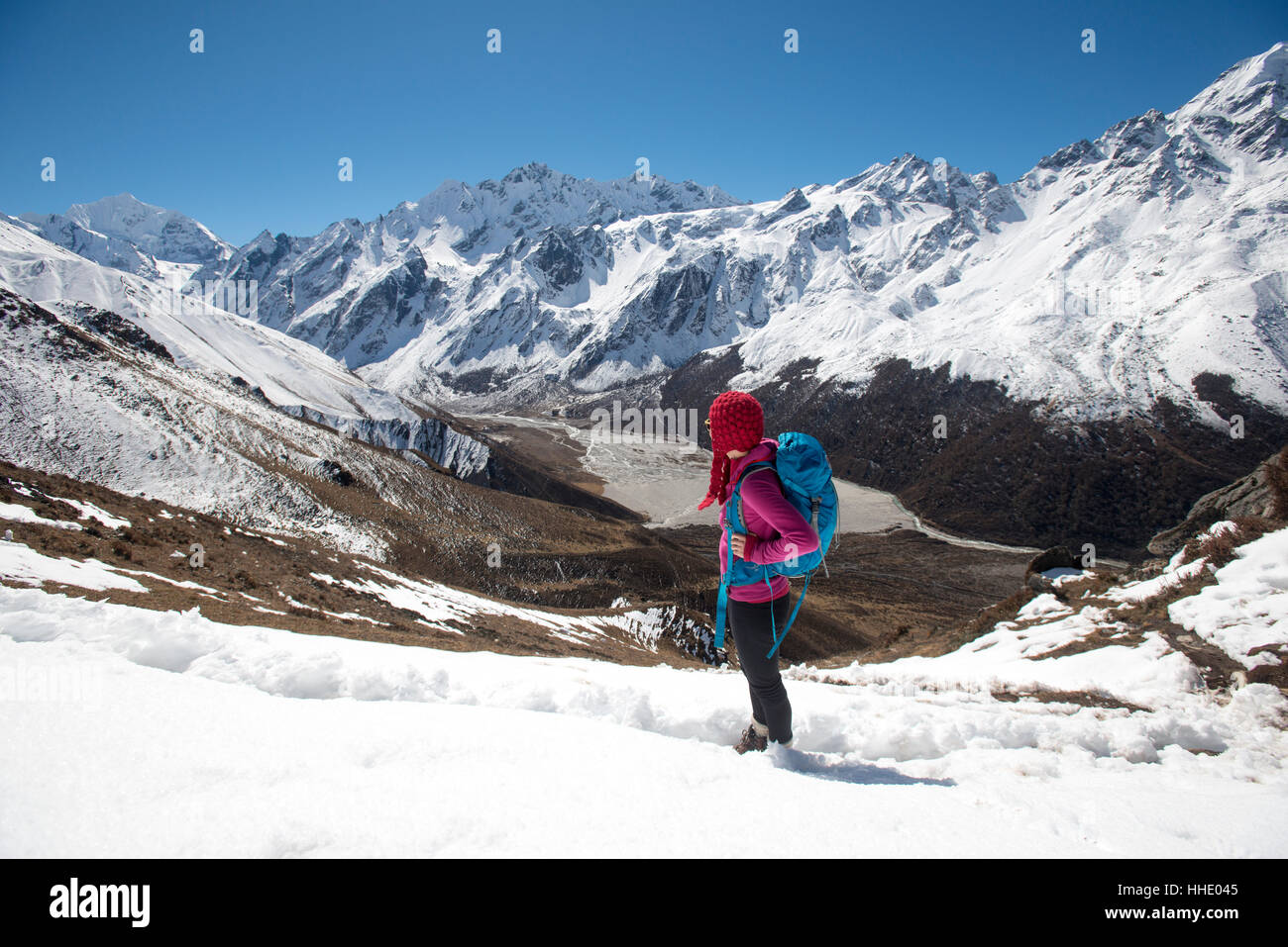 Une fille de la vallée du Langtang haut de Kyanjin Ri avec le pic de Ganchempo dans la distance, Langtang, Népal Banque D'Images