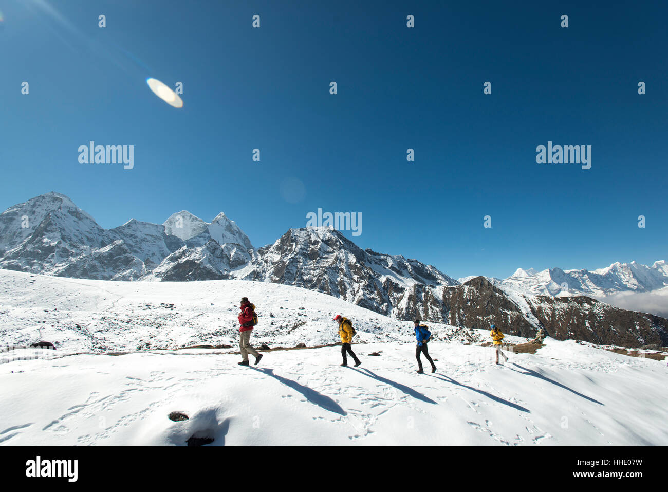 Une équipe de quatre grimpeurs retour au camp de base après avoir monté l'Ama Dablam au Népal Himalaya, région de Khumbu, Népal Banque D'Images