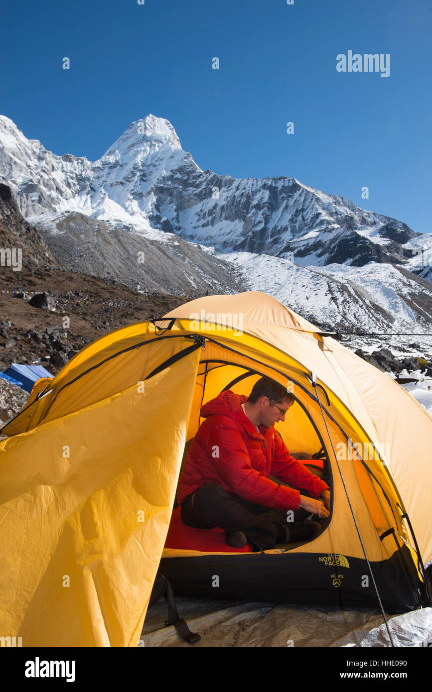 L'alpiniste packs son sac en préparation d'escalader l'Ama Dablam, le 6856m pic dans la région de Khumbu, distance, Népal Banque D'Images
