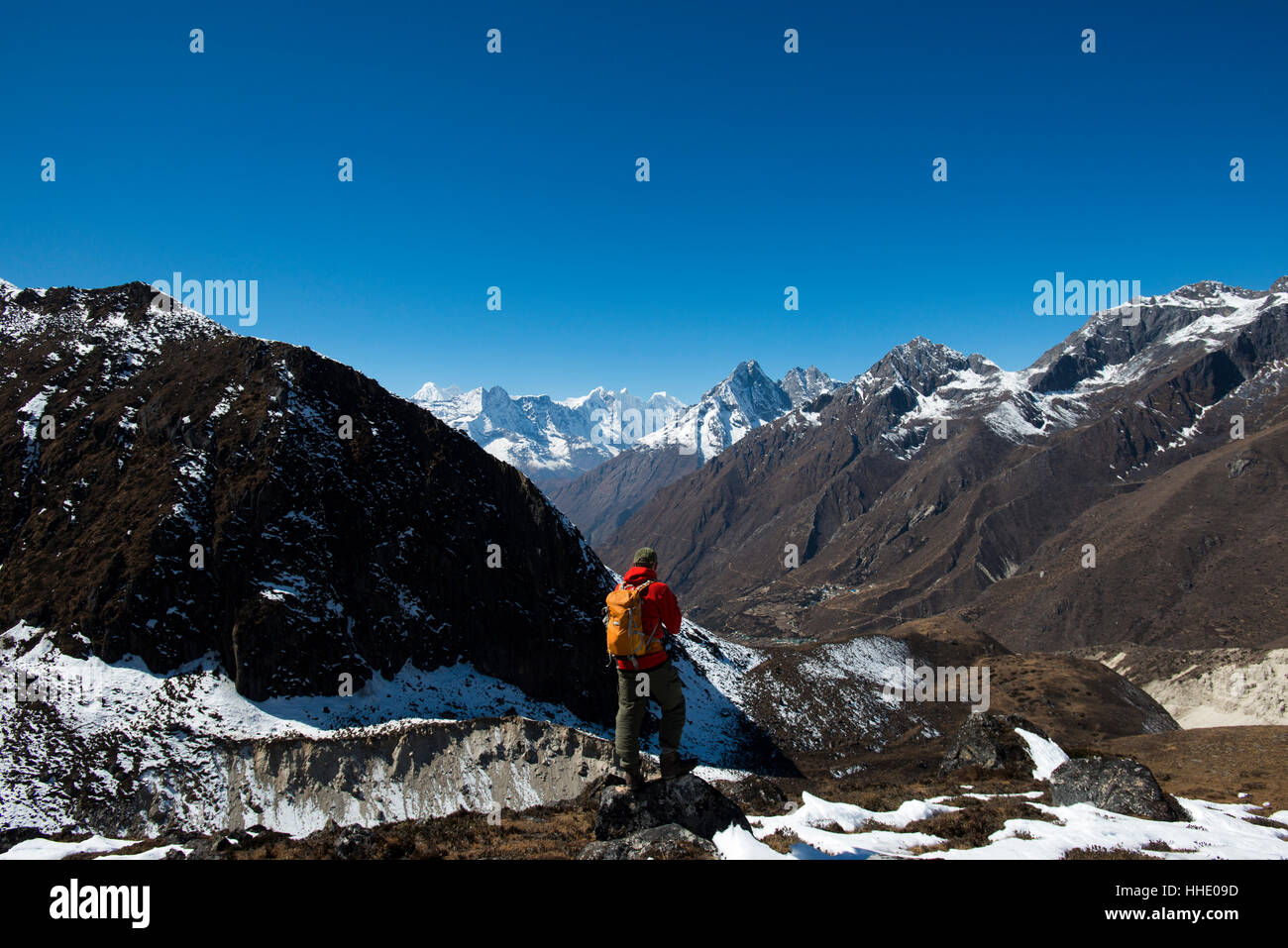 Une région de l'Everest trekker regarde vers le bas sur la vallée du Khumbu vers Pangboche, région de Khumbu, Népal Banque D'Images