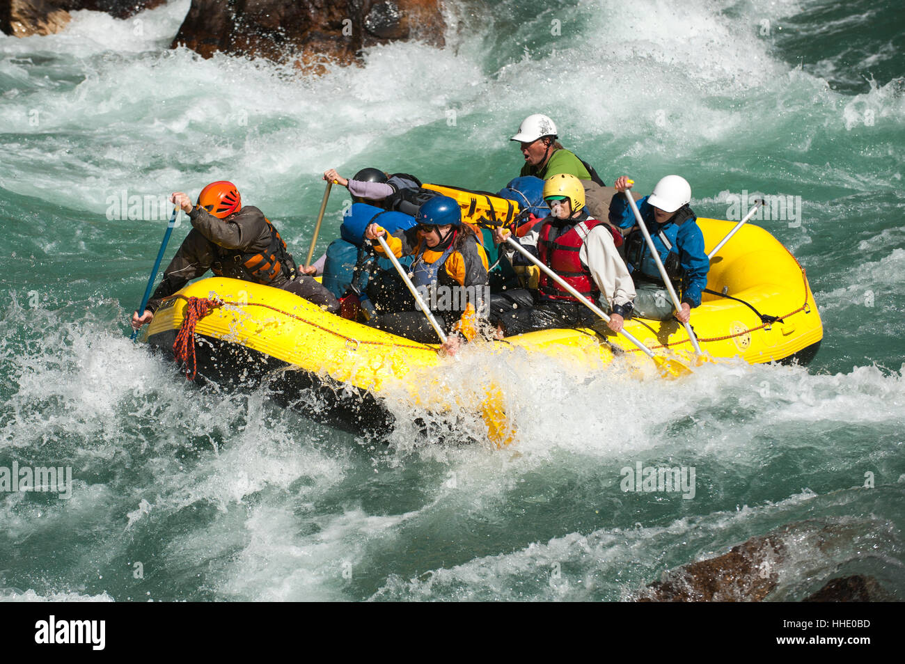 Les rafteurs obtenir éclaboussé à travers certains Big Rapids sur la rivière Karnali, ouest du Népal Banque D'Images