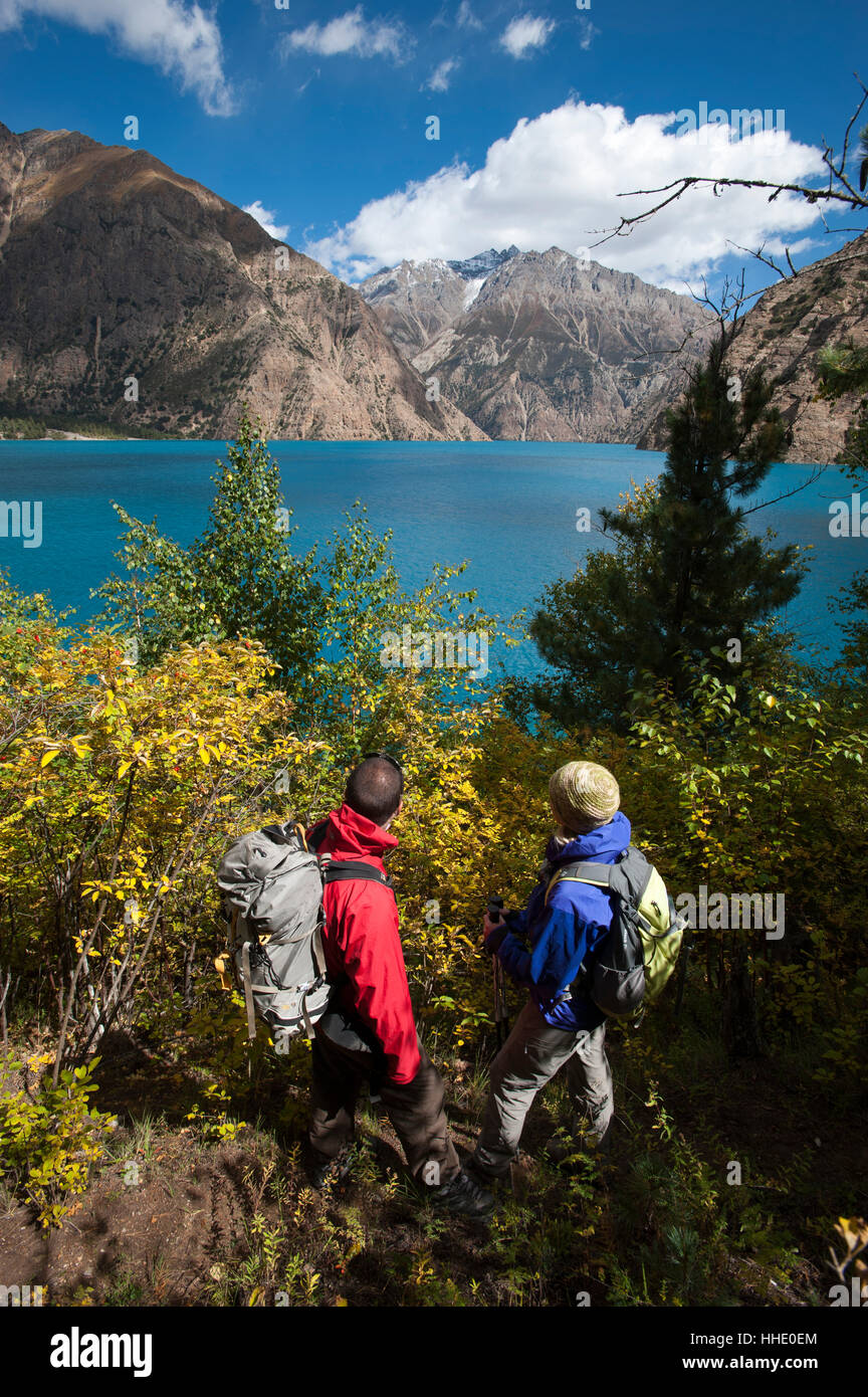 Les randonneurs donnent au bleu turquoise du lac Phoksundo Dolpa, région, Népal Banque D'Images