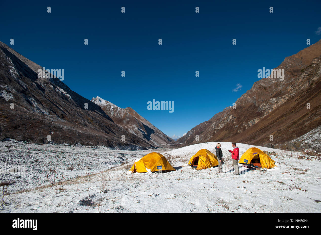 Une tasse de thé chaud après une nuit glaciale à Kagmara Phedi dans la vallée du Kagmara peu exploré, Dolpa, Région du Népal Banque D'Images