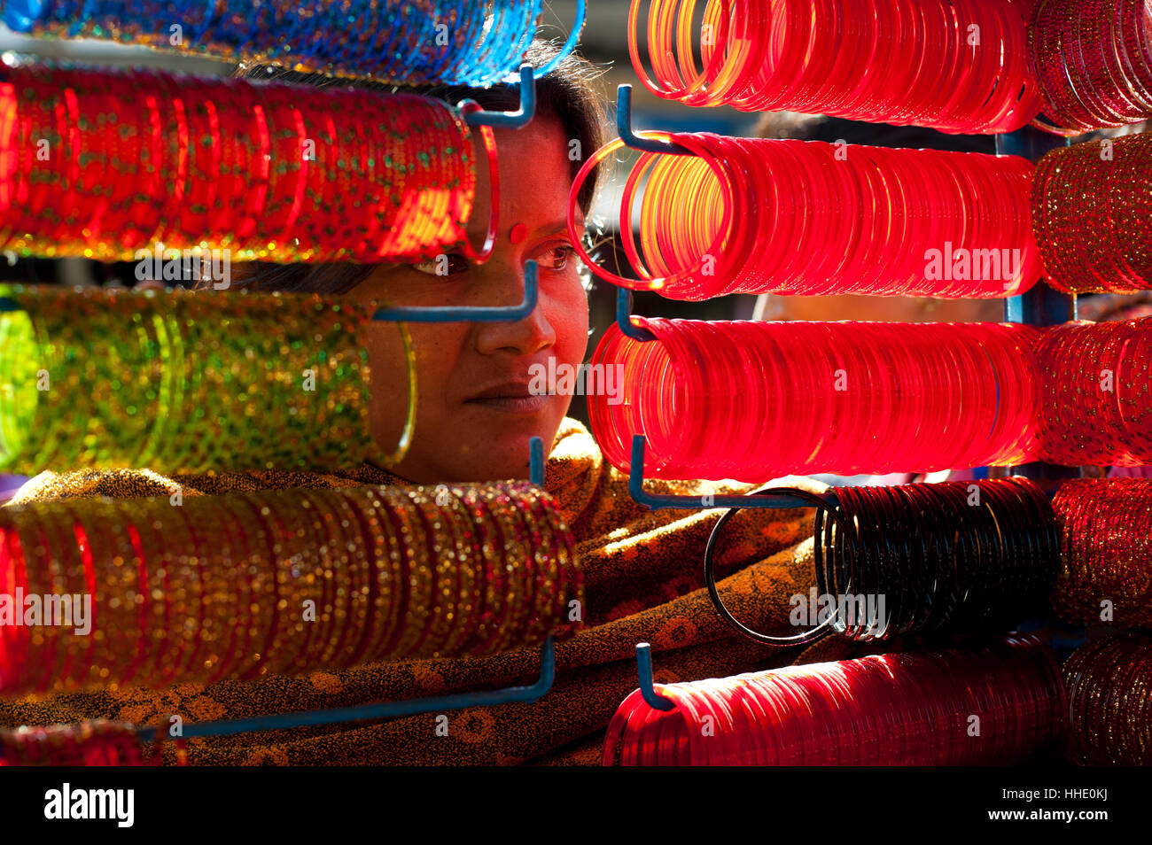 Un étal de vente de bracelets en verre coloré, Népal Banque D'Images