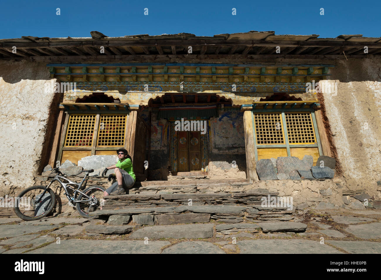 Un vélo de montagne prend un repos bien mérité à Mu Gompa, le dernier village de la vallée de Tsum, Népal Banque D'Images