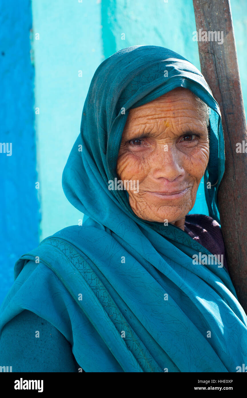Portrait d'une vieille femme d'Uttarakhand (Uttaranchal), en Inde Banque D'Images
