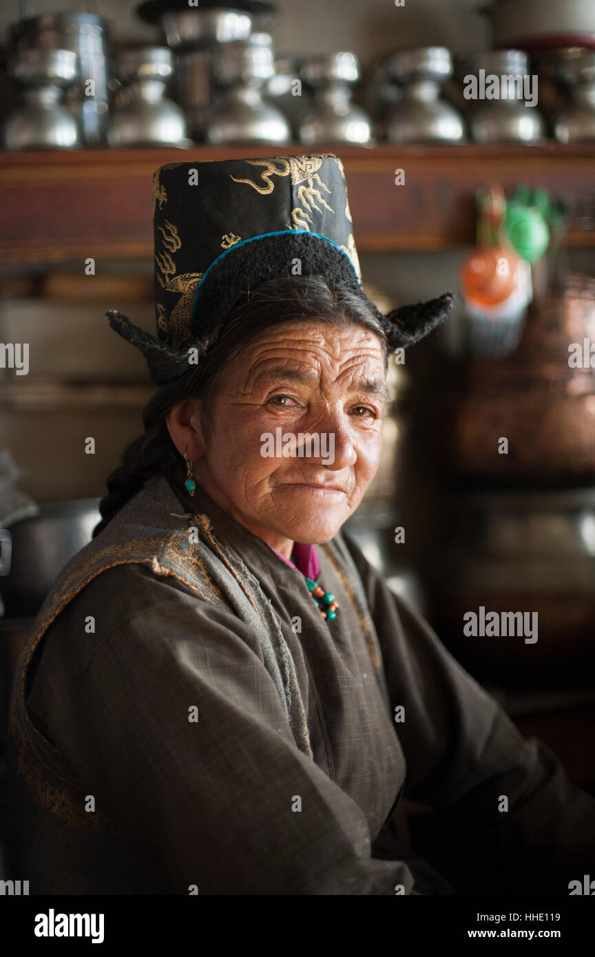 Une femme portant un costume traditionnel ladakhis, Ladakh, Inde Banque D'Images