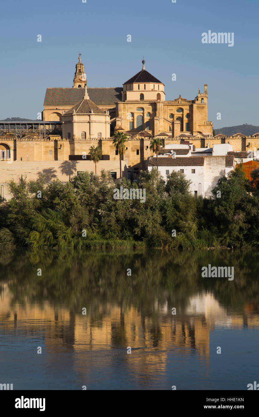 Guadalquivir et la Grande Mosquée (Mesquita) et de la Cathédrale de Cordoue, l'UNESCO, Cordoue, Andalousie, Espagne Banque D'Images