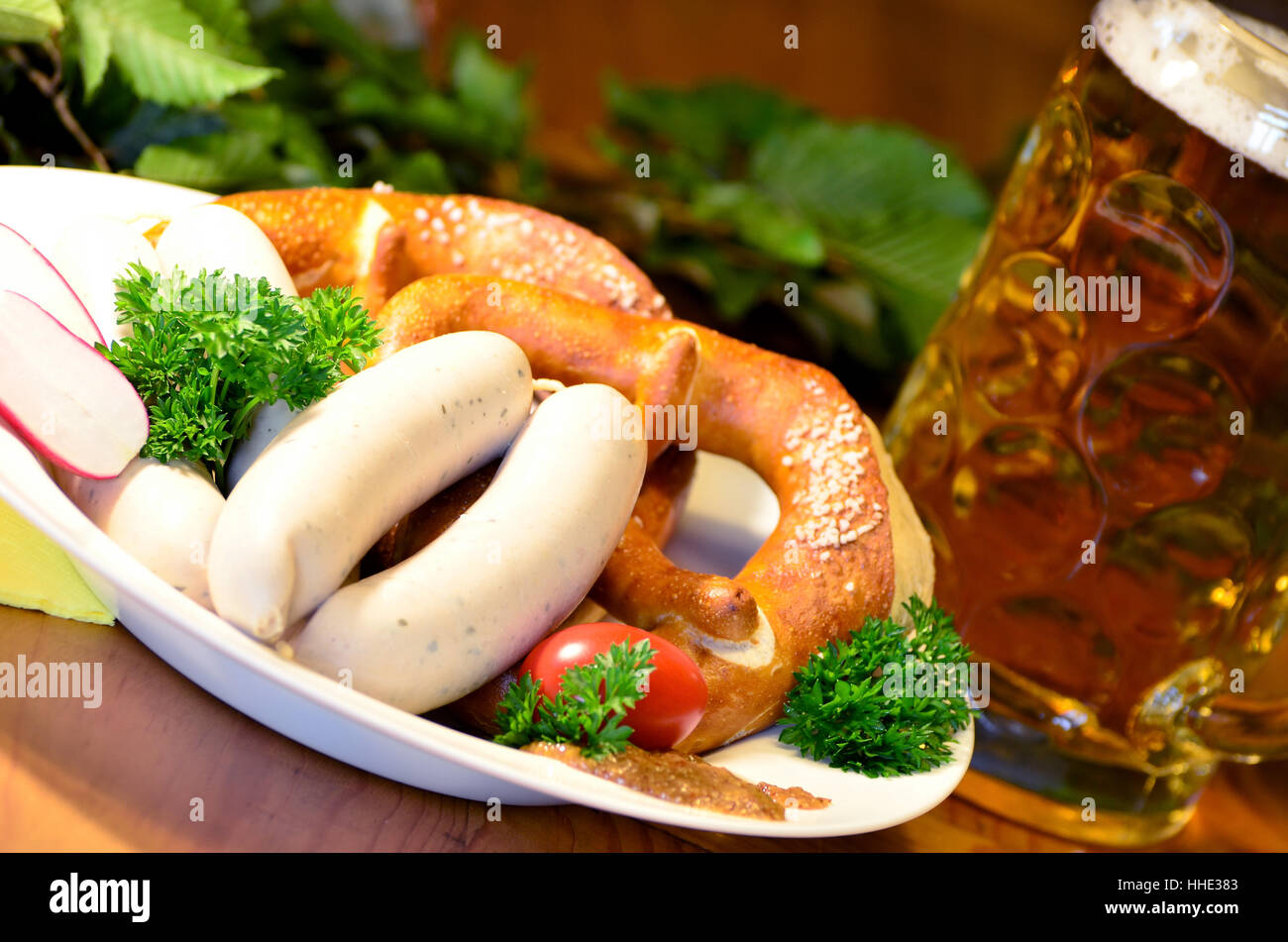 Snack-bavarois avec saucisses blanches et les bretzels de la bière Banque D'Images