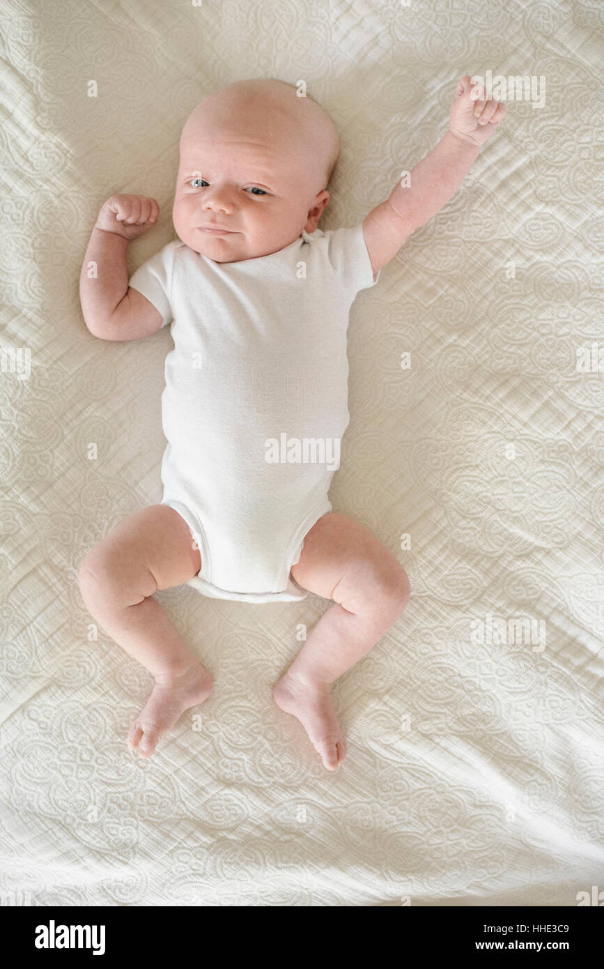 Un Tres Jeune Bebe Garcon Bebe Allonge Sur Le Dos Avec Ses Bras Tendus Je N Une Croissance Bebe Blanc Costume A La Maison Mignon Avec Ses Yeux Ouverts Photo Stock Un Tres Jeune Bebe Garcon Bebe Allonge Sur Le Dos Avec Ses Bras Tendus Je N Une Croissance Bebe Blanc Costume A La Maison Mignon Avec Ses Yeux Ouverts Photo Stock