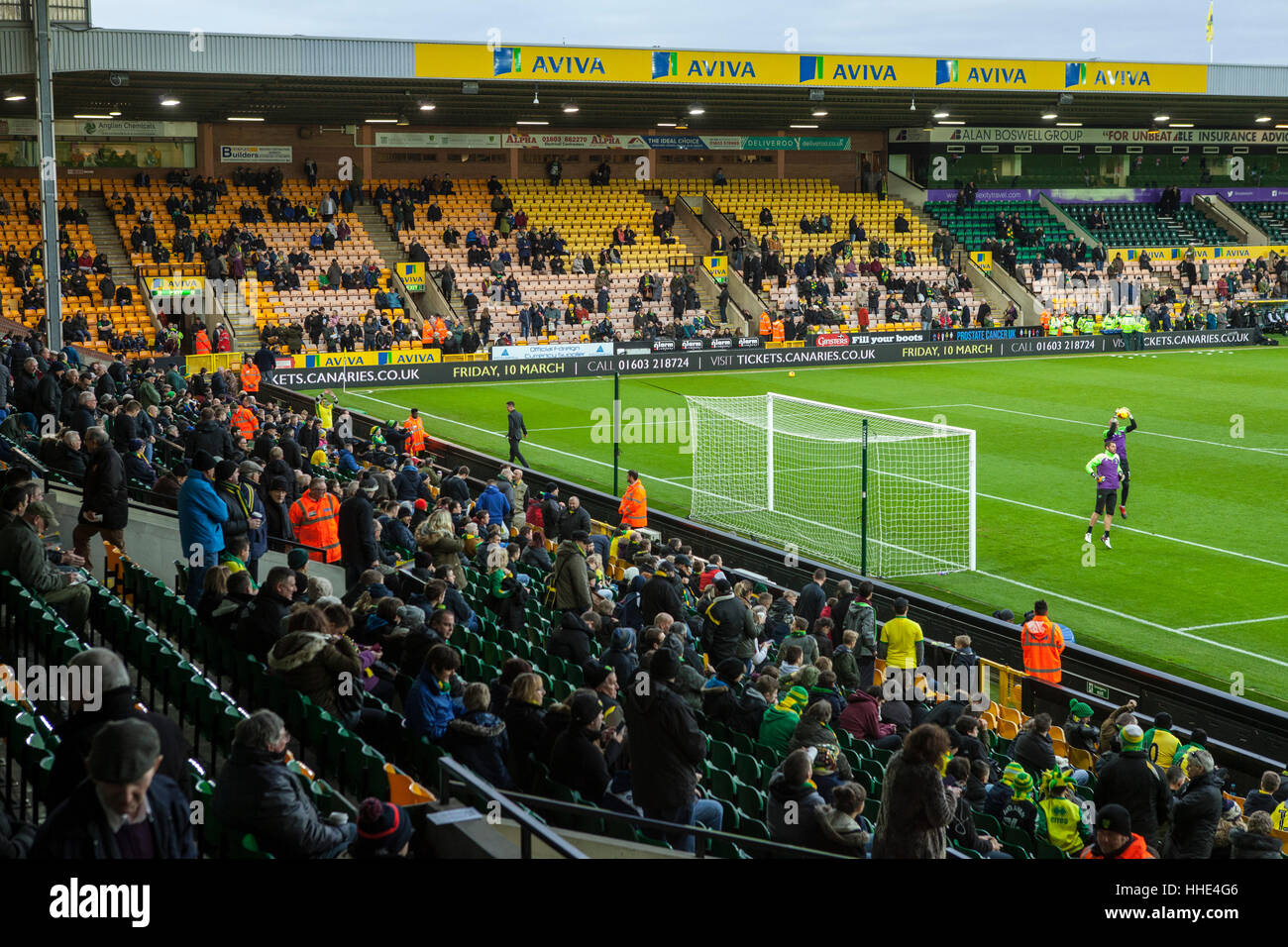 Norwich FC vs Brentford FC football match à Carrow Road Stadium. Fans arrivant et regarder les joueurs s'échauffer. Banque D'Images