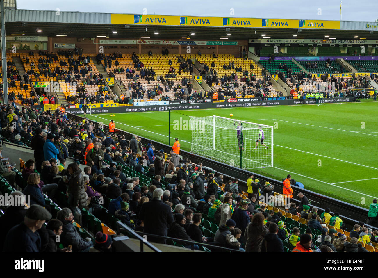 Norwich FC vs Brentford FC football match à Carrow Road Stadium. Fans arrivant et regarder les joueurs s'échauffer. Banque D'Images