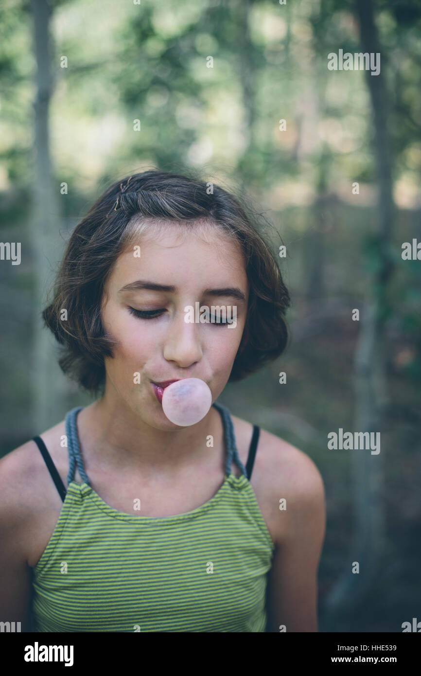 Onze ans girl blowing bubble gum bubble Banque D'Images