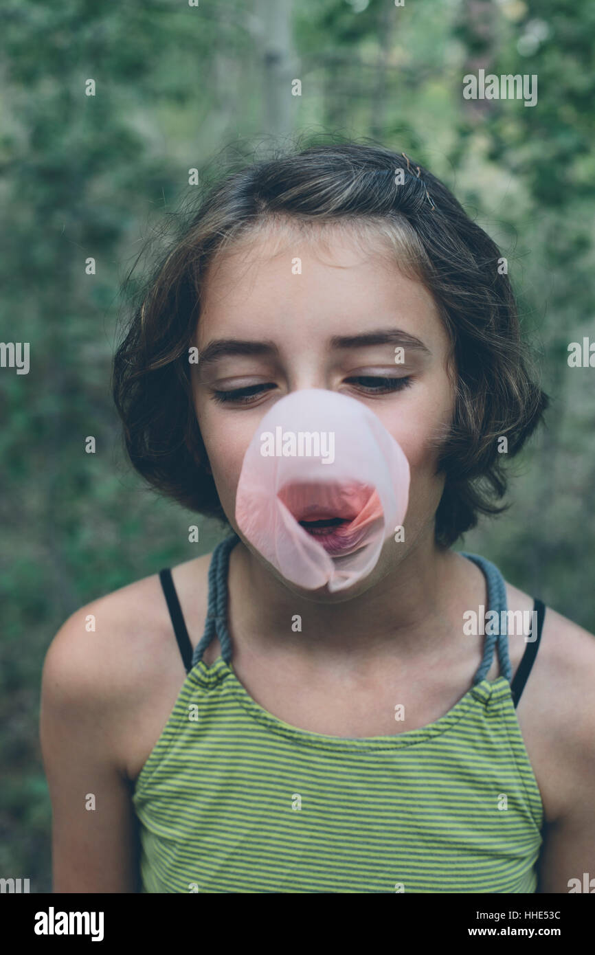 Onze ans girl blowing bubble gum bubble Banque D'Images