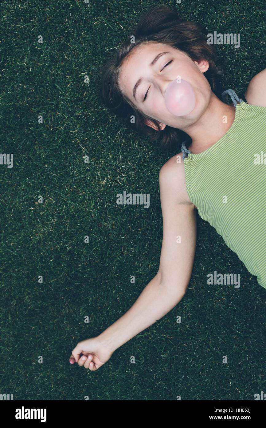 Onze ans girl blowing bubble gum bubble Banque D'Images