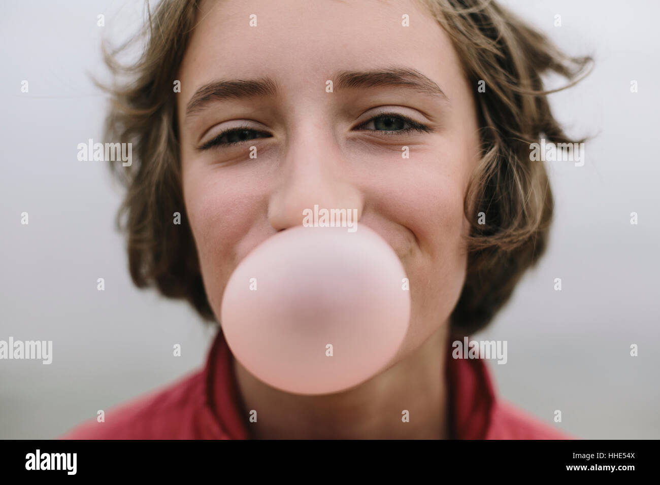 Onze ans girl blowing bubble gum bubble Banque D'Images