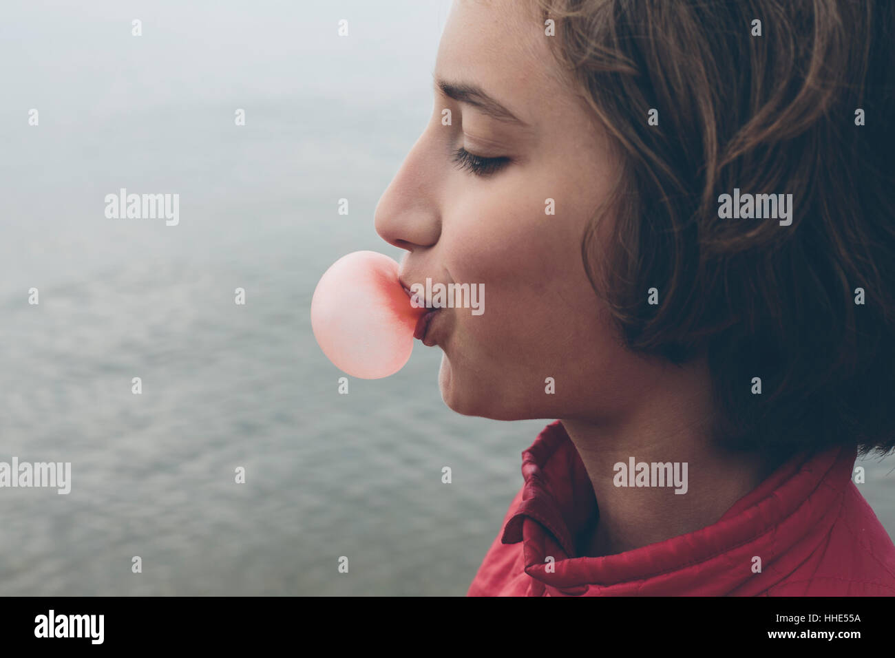 Onze ans girl blowing bubble gum bubble Banque D'Images