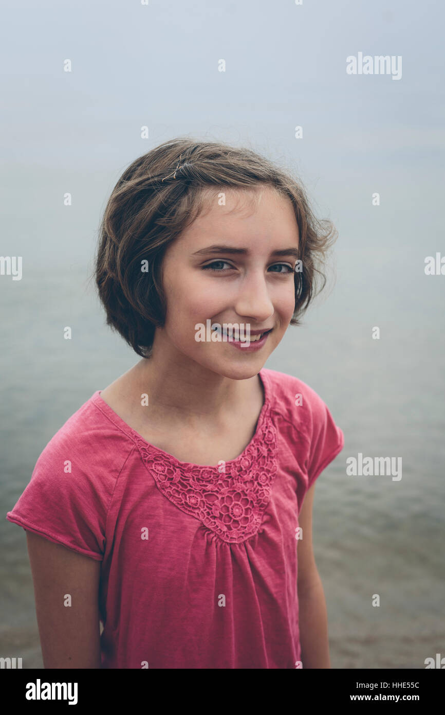 Portrait de jeune fille de 11 ans heureuse Banque D'Images