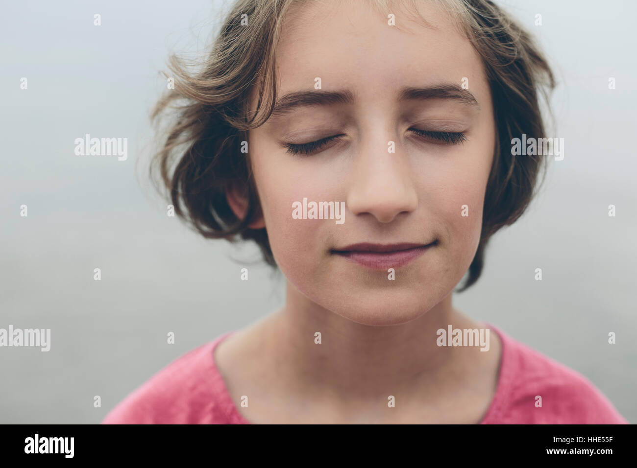Portrait de jeune fille de 11 ans, les yeux fermés Banque D'Images