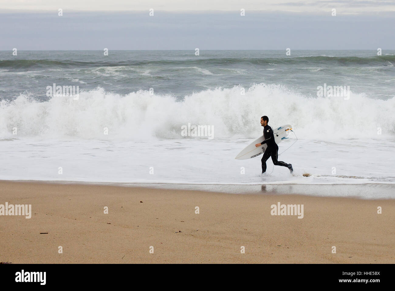 Sortir de l'eau Surfer Beach plage à Donostia (pays Basque, Espagne). Banque D'Images