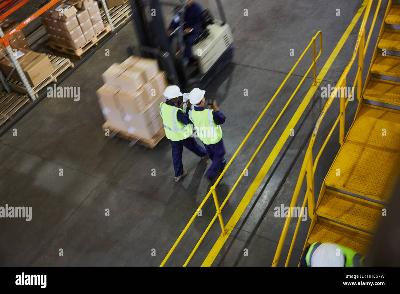 Chariot élévateur à fourche et la mobilité des travailleurs dans l'entrepôt de distribution Banque D'Images