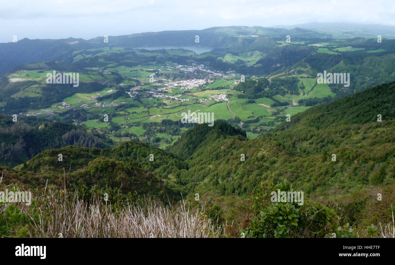 High angle vue panoramique à l'île de São Miguel, la plus grande île de l'archipel des Açores, un groupe d'îles volcanique situé au milieu de l'océan Atlantique Nord (Portugal) Banque D'Images
