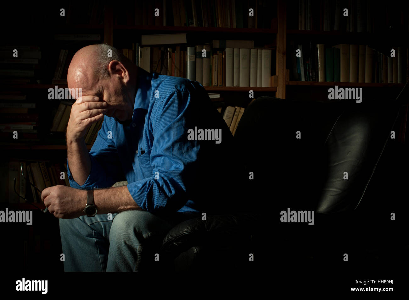 Un homme âgé souffrant de dépression/anxiété/tristesse. Banque D'Images