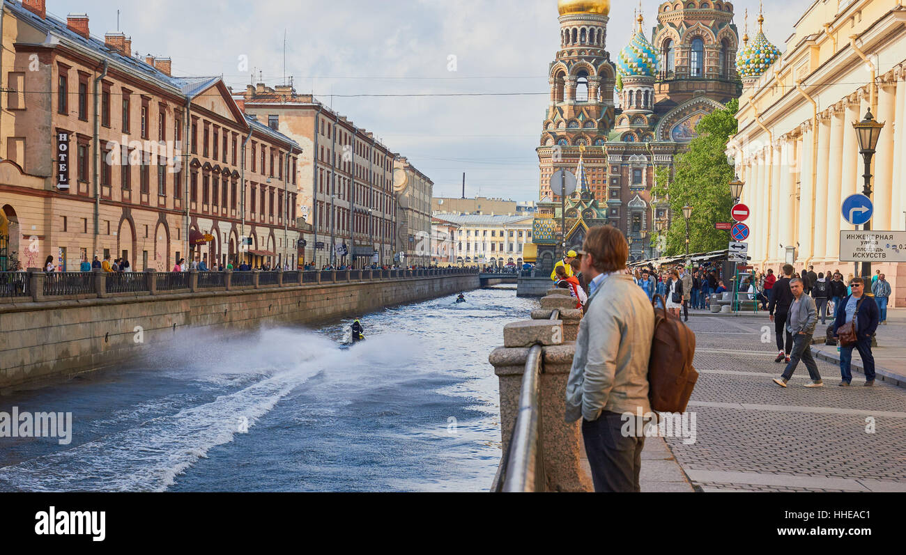 Jet skieurs sur le Canal Griboïedov et sur le sang de l'église St Petersburg Russia Banque D'Images