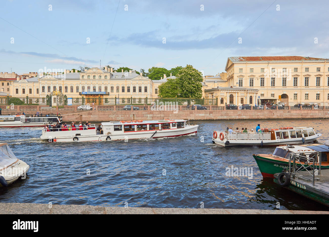 Palais Sheremetev baroque sur la Rivière Fontanka et les bateaux de croisière, de Gostinyy Dvor, St Petersburg en Russie. Banque D'Images