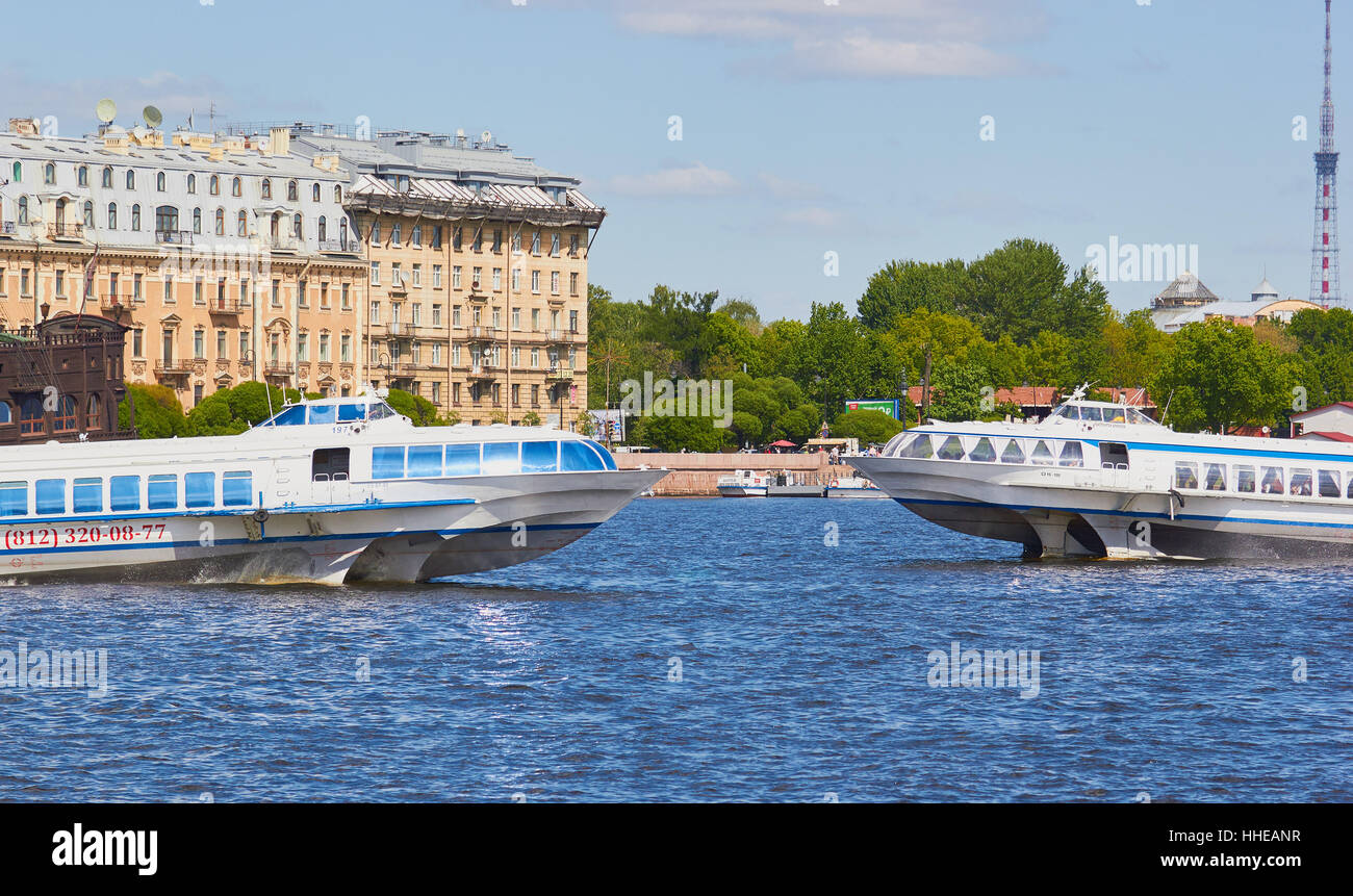 Deux bateaux de vitesse en passant sur la rivière Neva St Petersburg Russia Banque D'Images