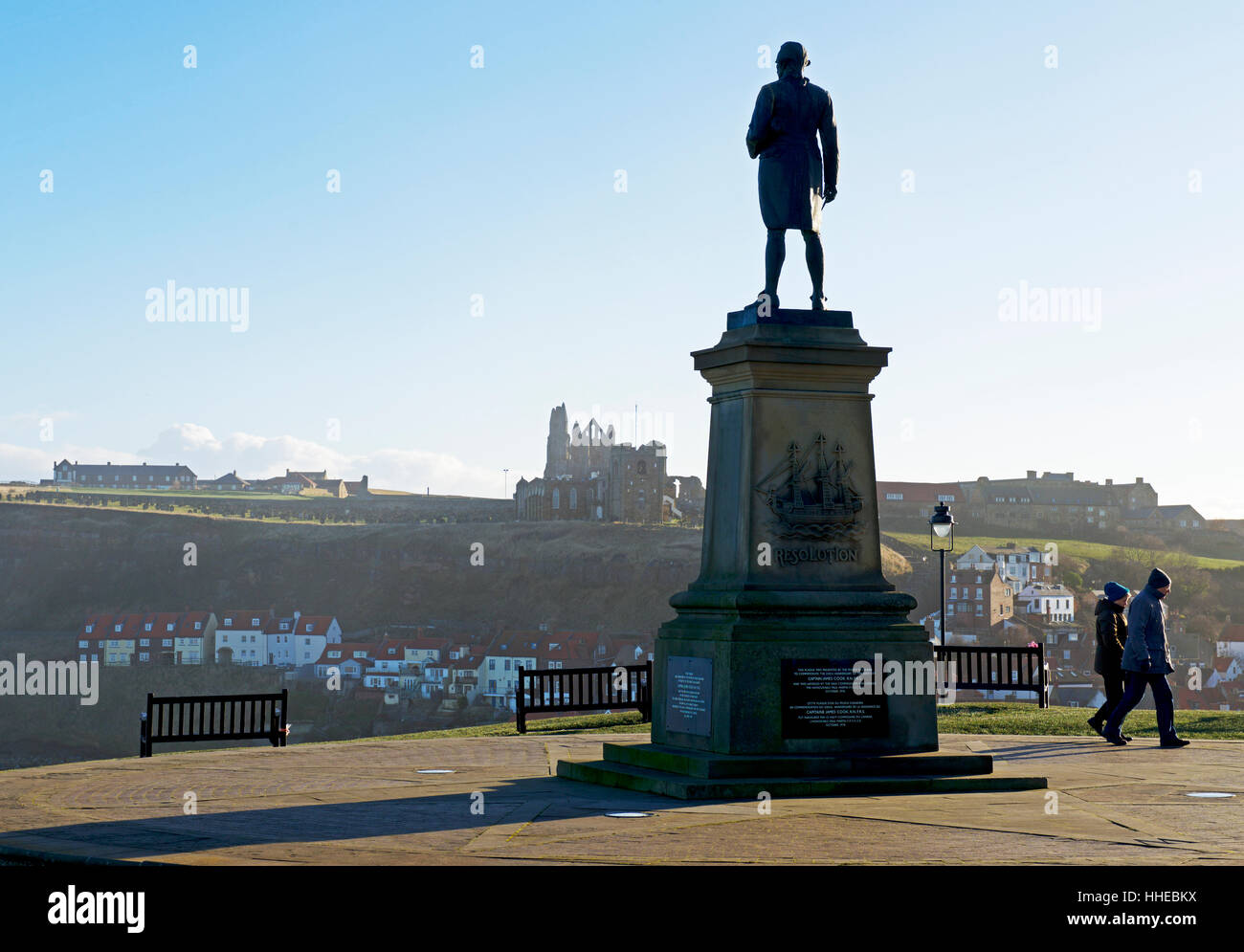 Statue du capitaine Cook surplombant le port de Whitby, North Yorkshire, England UK Banque D'Images