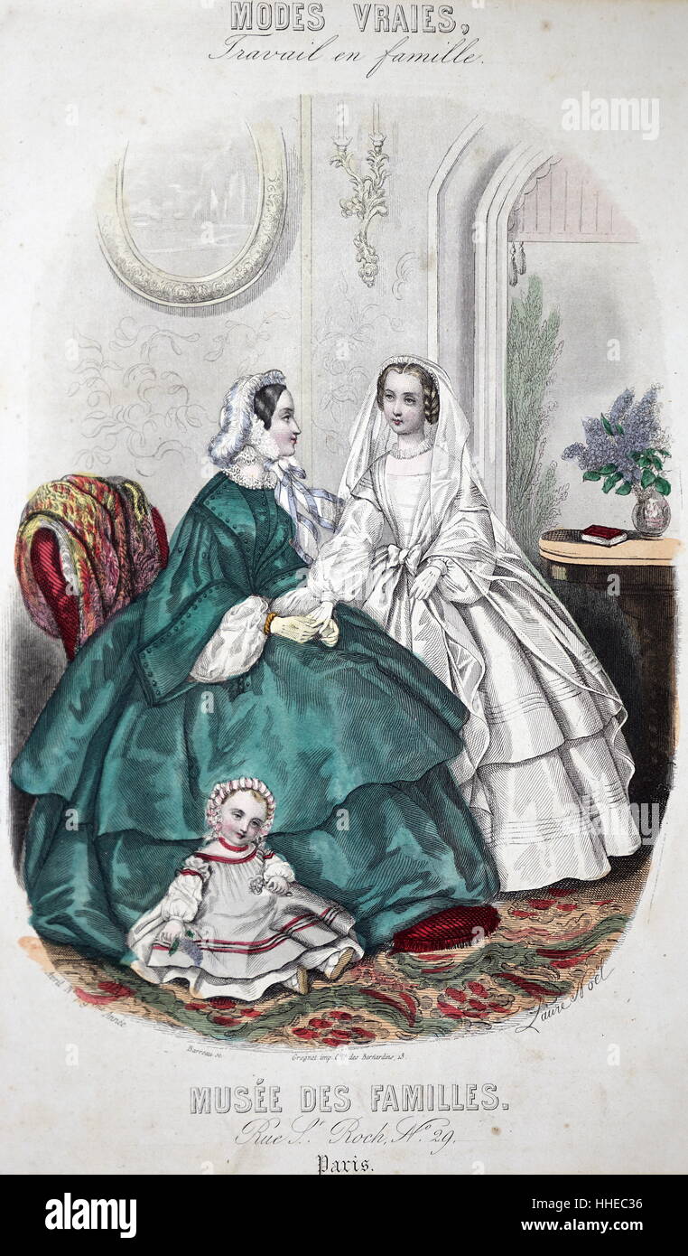 Mère en robe verte et trois-quart correspondant à enduire et garnis de plumes capot ; fille en robe pour sa première communion ; tout-petit en robe simple et le chapeau. Paris, France 1860 Banque D'Images