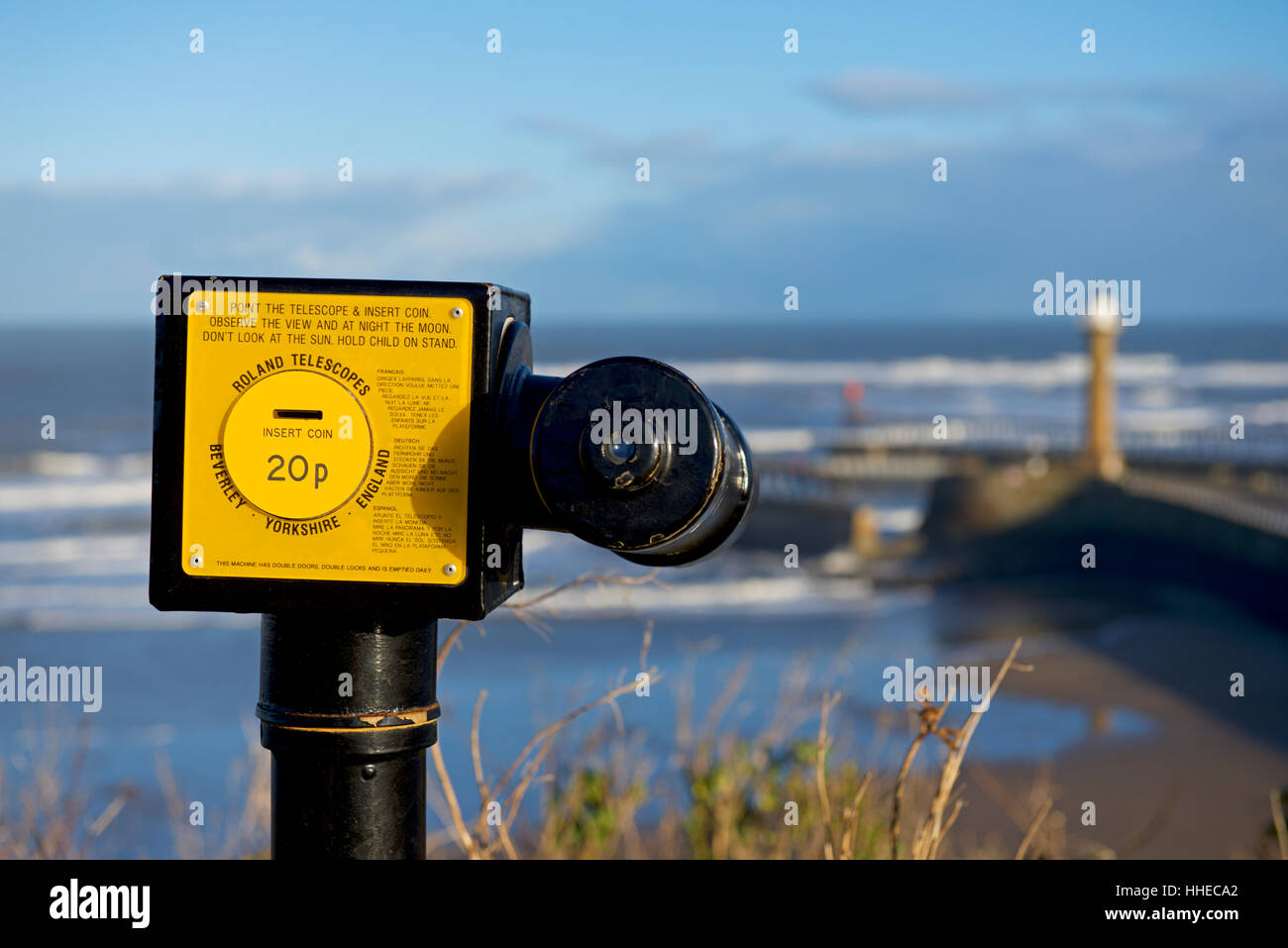 Télescope sur clifftop, Whiotby, North Yorkshire, England UK Banque D'Images