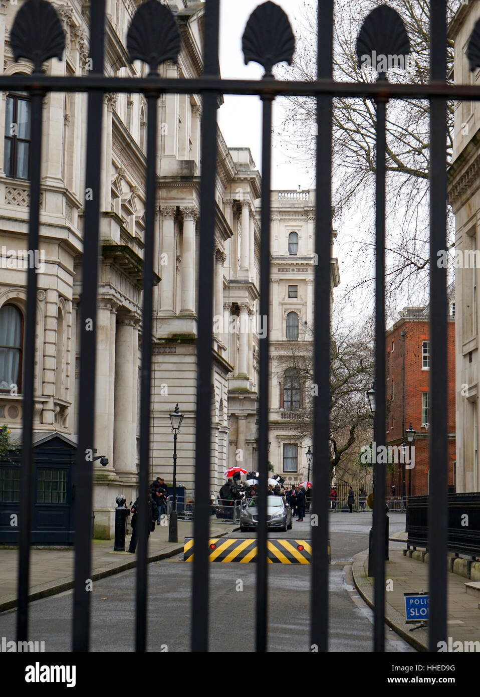 Barrières de sécurité gardent l'entrée de Downing Street, en tant que presse membres recueillir, le jour après le référendum européen Vote 23 Juin 2016 Banque D'Images