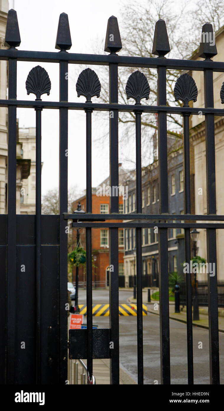 Barrières de sécurité gardent l'entrée de Downing Street, en tant que presse membres recueillir, le jour après le référendum européen Vote 23 Juin 2016 Banque D'Images