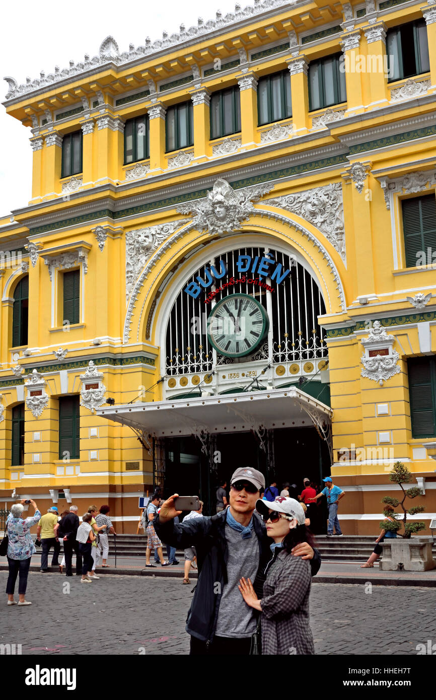 Les jeunes gens pacifiques faisant une ancienne gare ferroviaire Selfies - Ho Chi Minh Ville (HCMV) Centre de Saigon ( étourdissante et élevée, l'octane, ville d'échanges, du commerce, et de la culture) République socialiste du Viêt Nam Banque D'Images