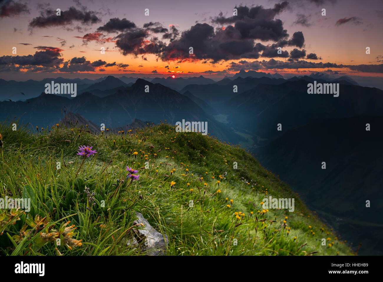 Loin montagne au lever du soleil, Elemen, Lechtal, Bezirk Reutte, Tyrol, Autriche Banque D'Images
