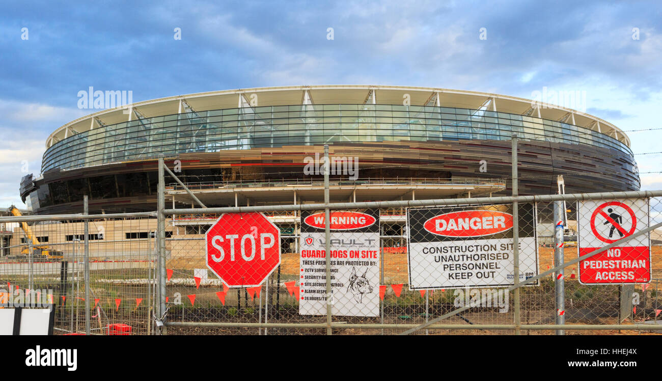 La construction des panneaux de chantier sur une clôture de sécurité à l'extérieur du nouveau stade Banque D'Images