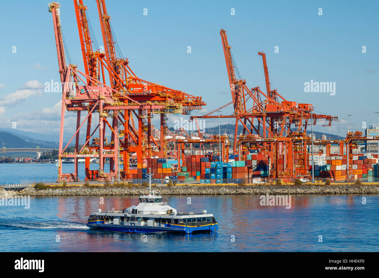 North Vancouver Harbour service de traversier avec grues portuaires de conteneurs, Vancouver, Colombie-Britannique, Canada. Banque D'Images