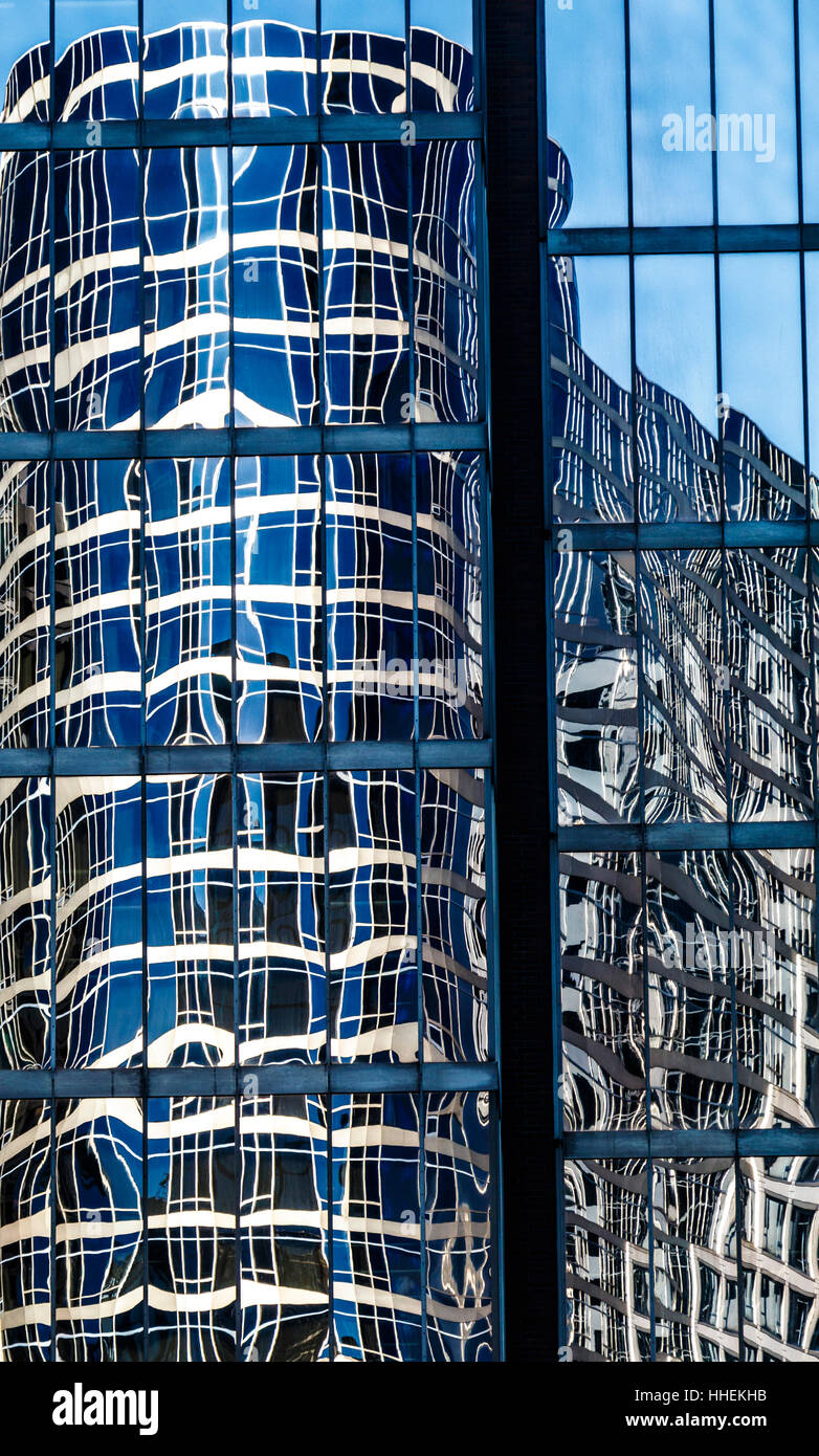 Résumé des reflets dans le verre et l'acier des bâtiments dans le centre de Vancouver, en Colombie-Britannique, Canada. Banque D'Images