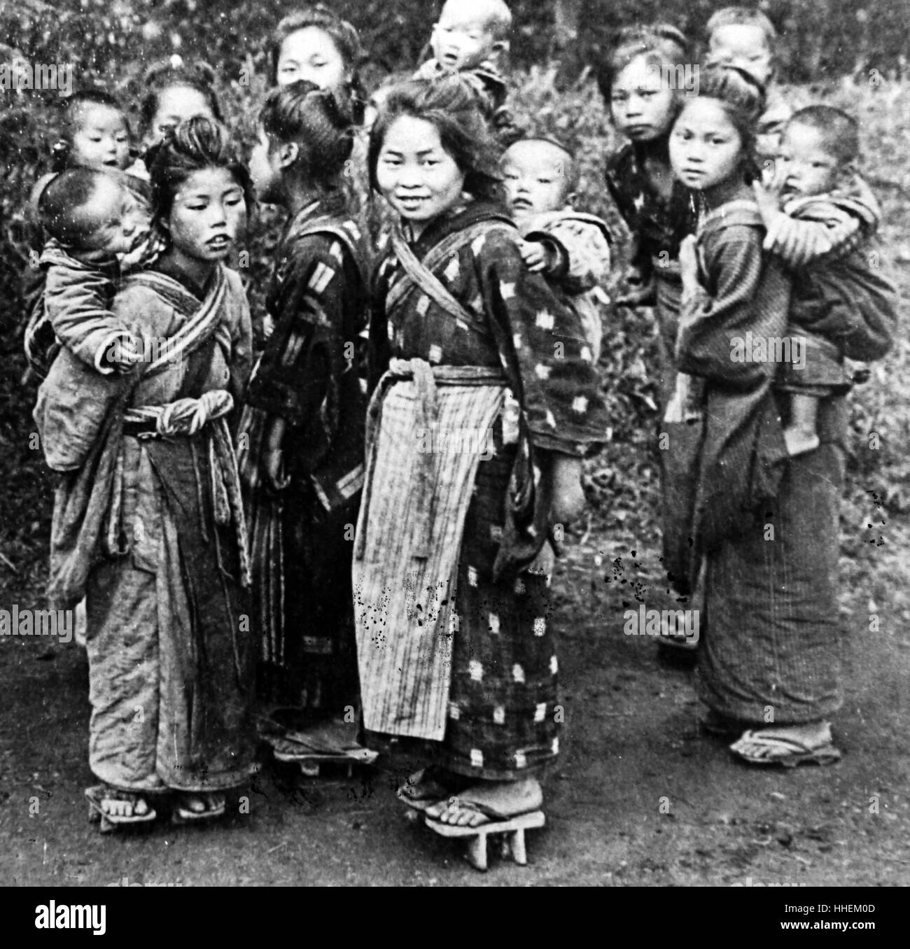 Photographie d'un groupe d'enfants japonais en costume traditionnel. En date du 20e siècle Banque D'Images