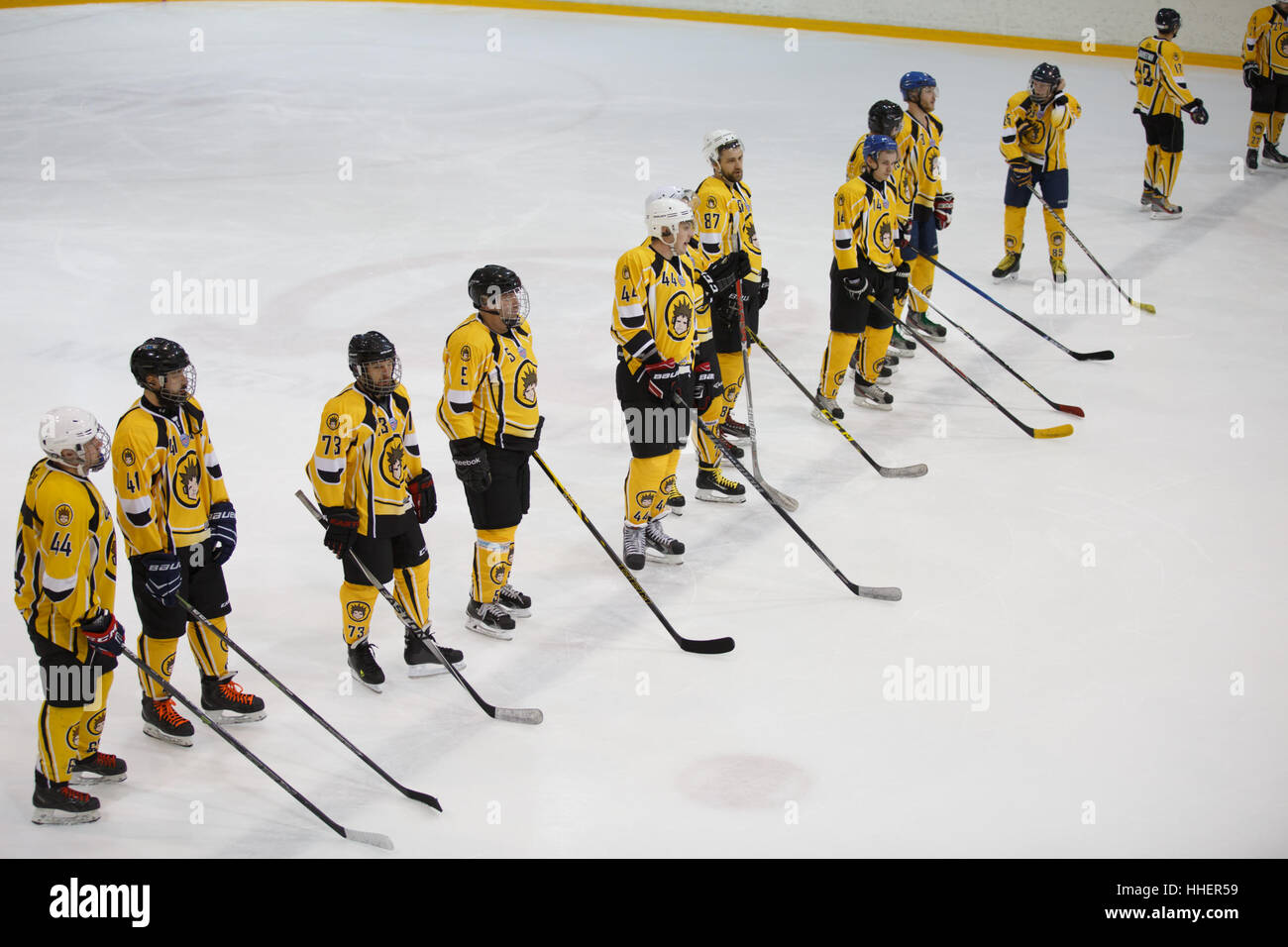 Moscou, Russie - 07 janvier, 2017 : la ligue de hockey Amateur LHL-77. Match entre l'équipe de hockey 'New Jersey 53' et 'l'équipe de hockey les Rouges'. Banque D'Images