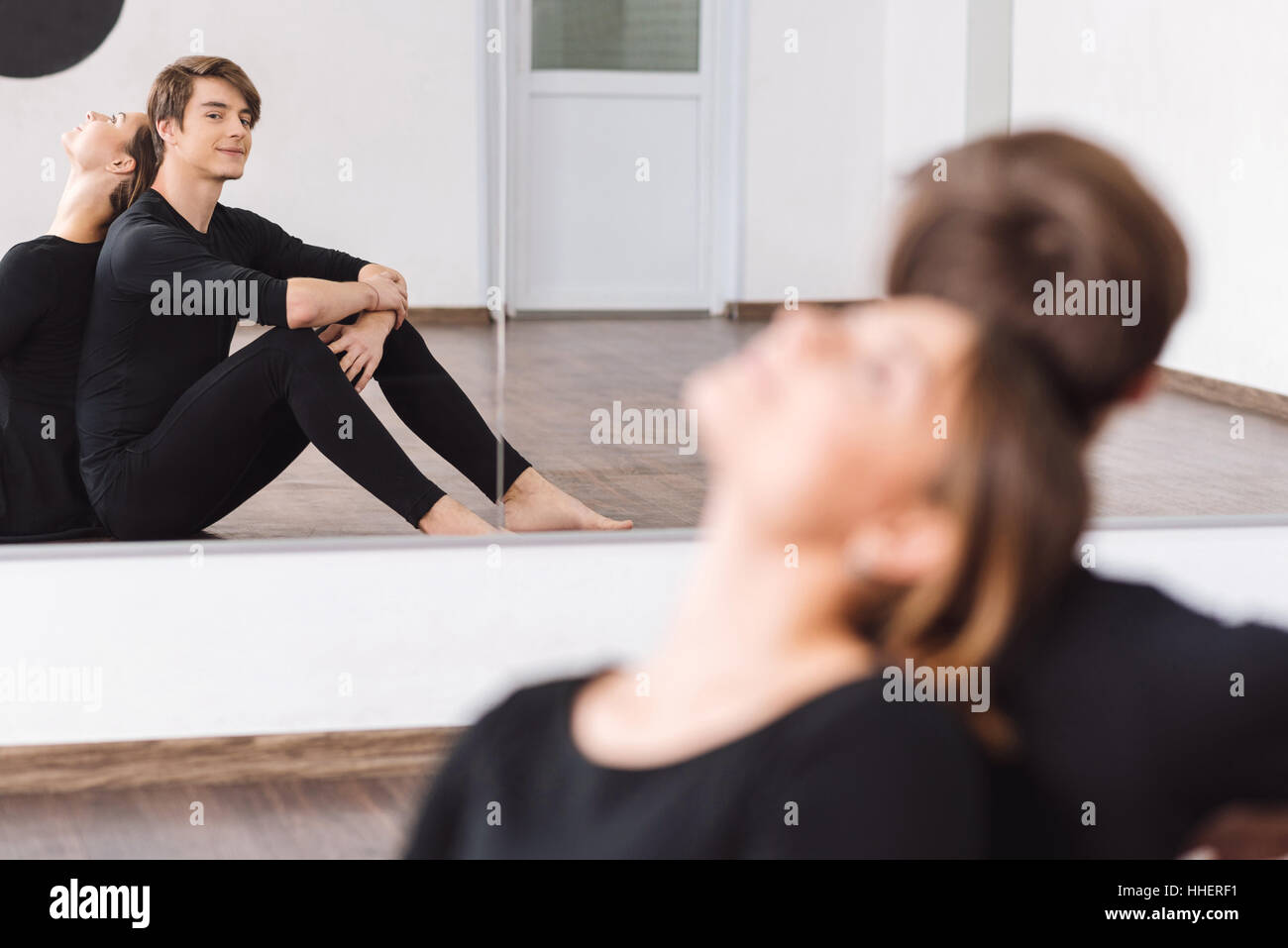 Joyeux mignon à la danseuse à son reflet Banque D'Images