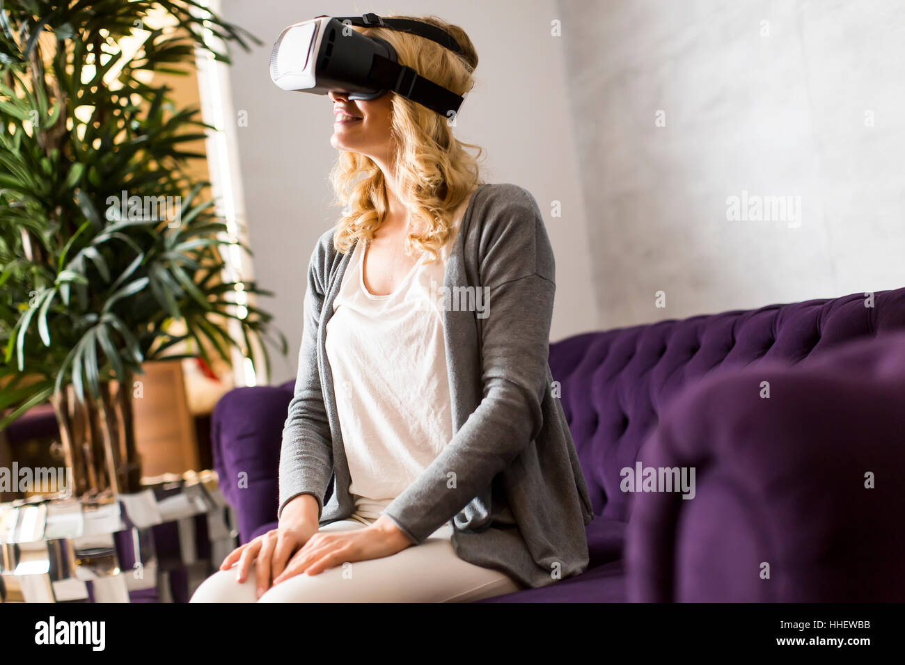 Femme portant des lunettes de réalité virtuelle dans la chambre Banque D'Images