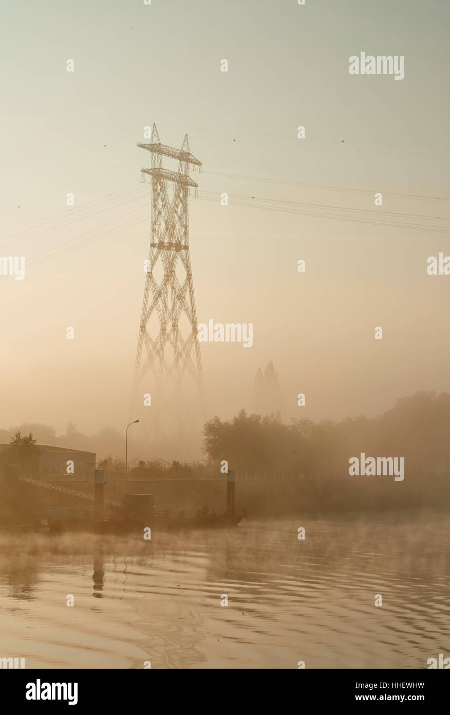 Pylône de l'électricité, un pylône en treillis en acier utilisées pour soutenir une ligne électrique, le long de la rivière Seine en France Banque D'Images