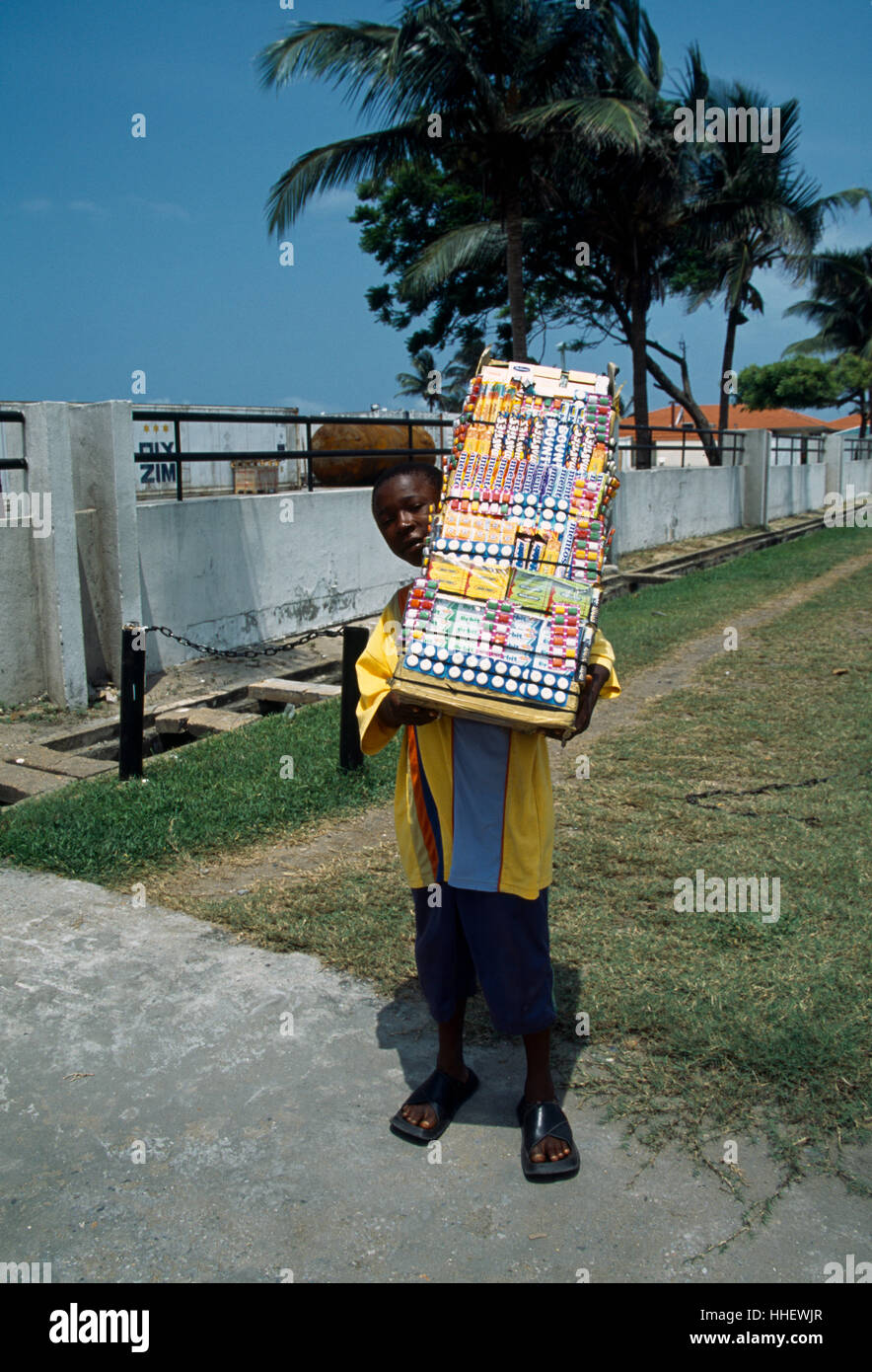 Lagos Nigeria l'île Victoria Boy Vente de barres de chocolat, la gomme à mâcher et autres produits Banque D'Images