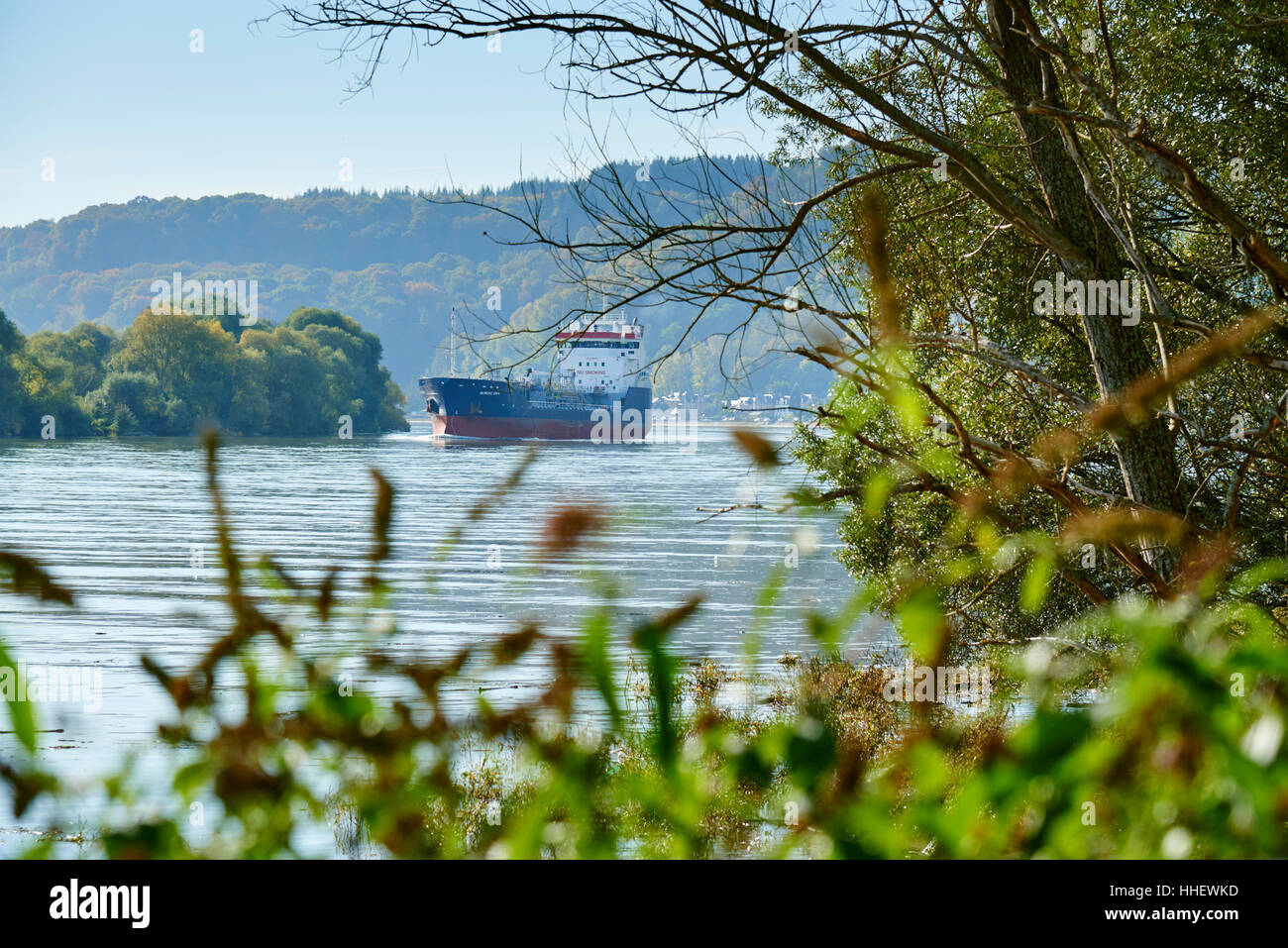 Un petit pétrolier côtier navigue en amont sur la rivière des Français Seine Banque D'Images