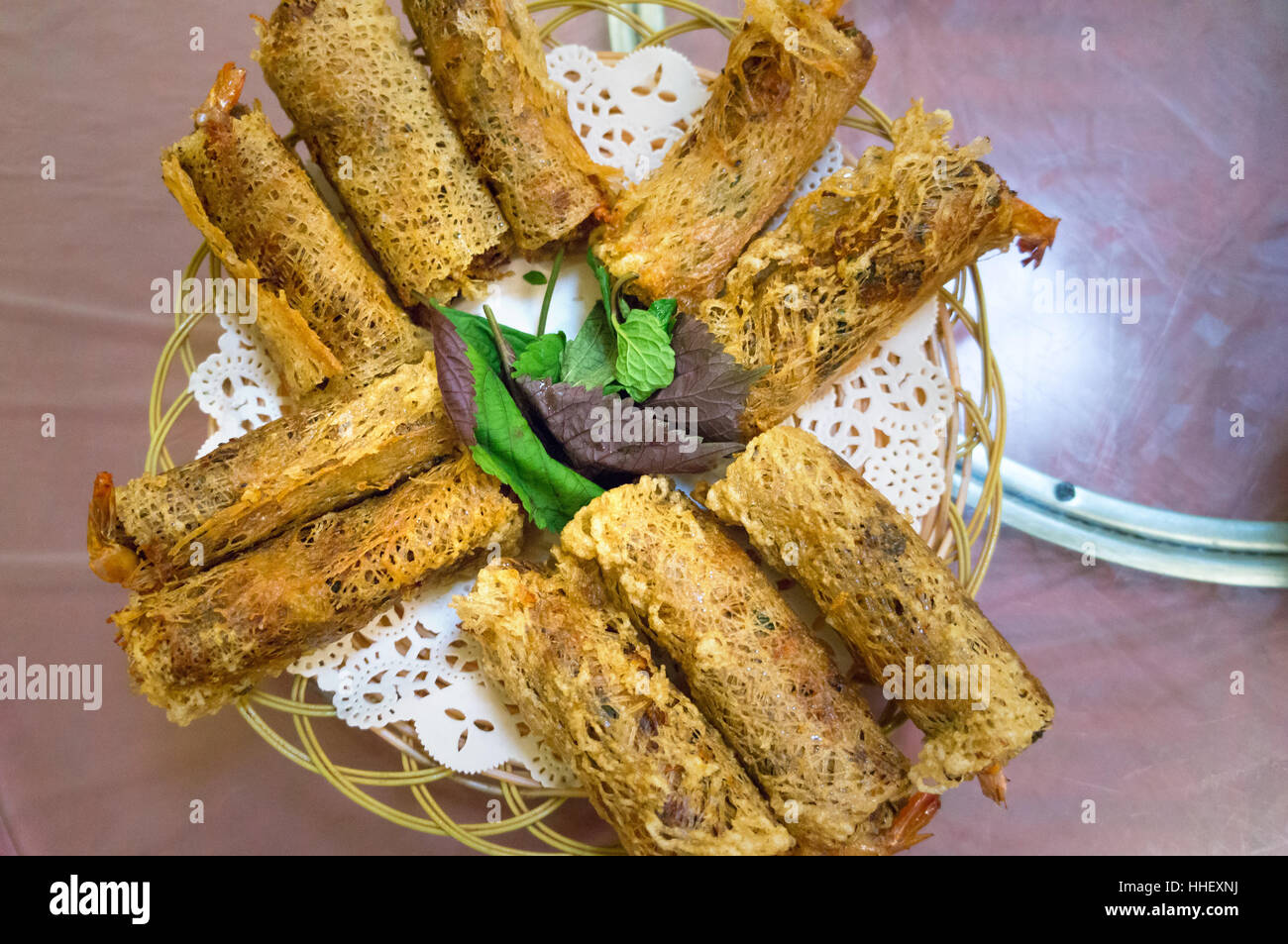 Rouleaux de printemps au Vietnam en-cas sur la plaque en osier Banque D'Images