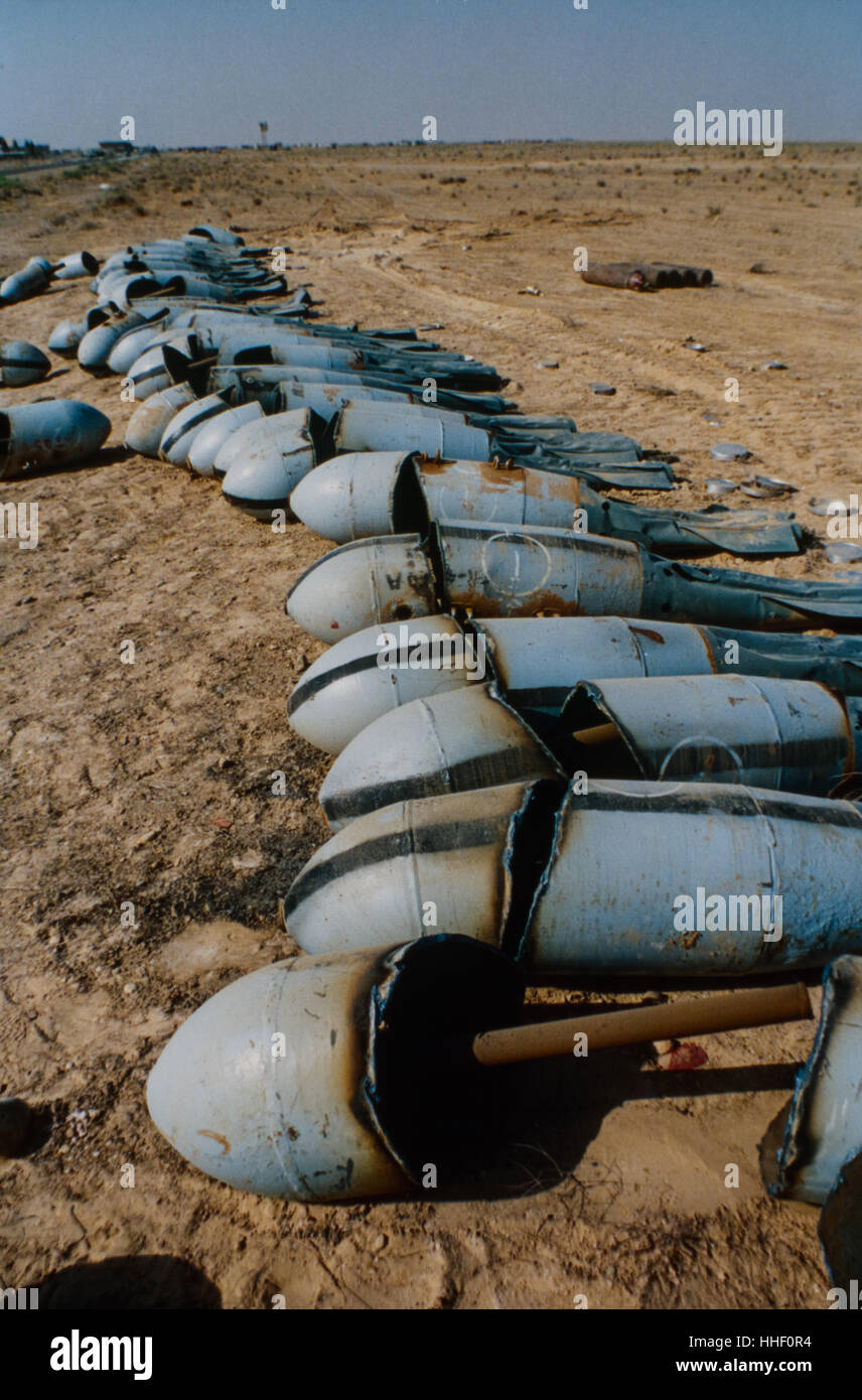 Détruit RB400B parachute retardée des bombes. 12 LA COMMISSION SPÉCIALE (CW4) destruction de vide et vidé les projectiles et ogives nucléaires à l'établissement d'État de Muthanna, Iraq Banque D'Images